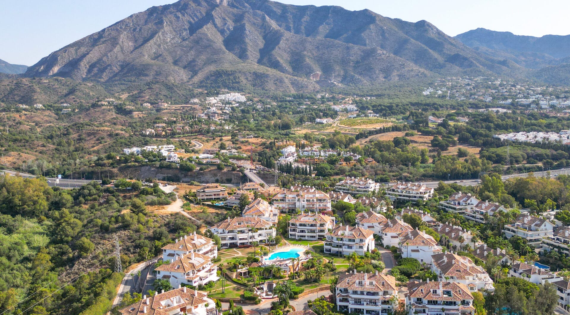 Wonderful three bedroom, south east facing duplex penthouse in the exclusive and gated community of Monte Paraiso on the Golden Mile