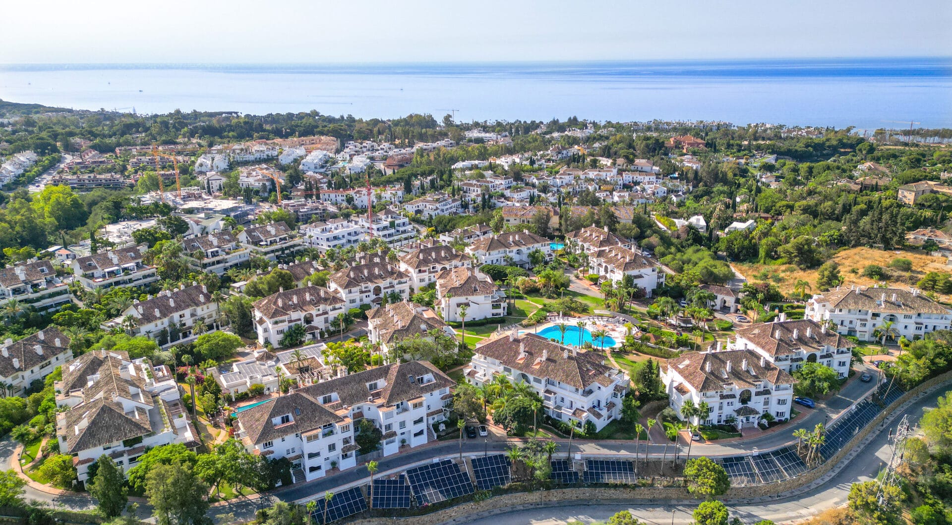 Wonderful three bedroom, south east facing duplex penthouse in the exclusive and gated community of Monte Paraiso on the Golden Mile