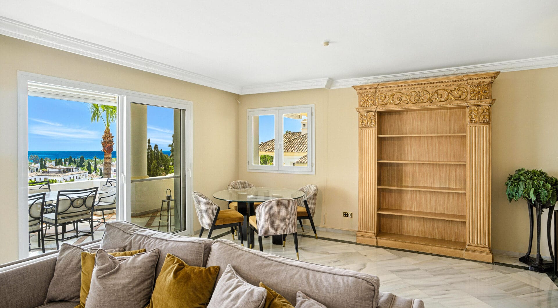 Wonderful three bedroom, south east facing duplex penthouse in the exclusive and gated community of Monte Paraiso on the Golden Mile
