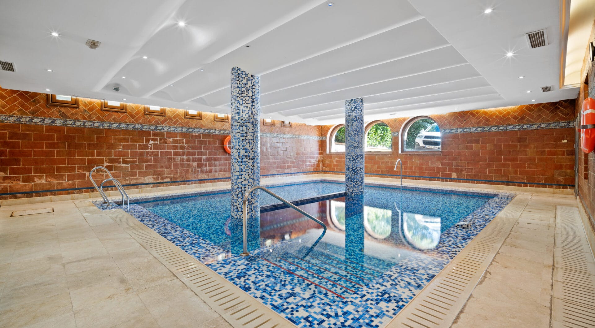 Wonderful three bedroom, south east facing duplex penthouse in the exclusive and gated community of Monte Paraiso on the Golden Mile