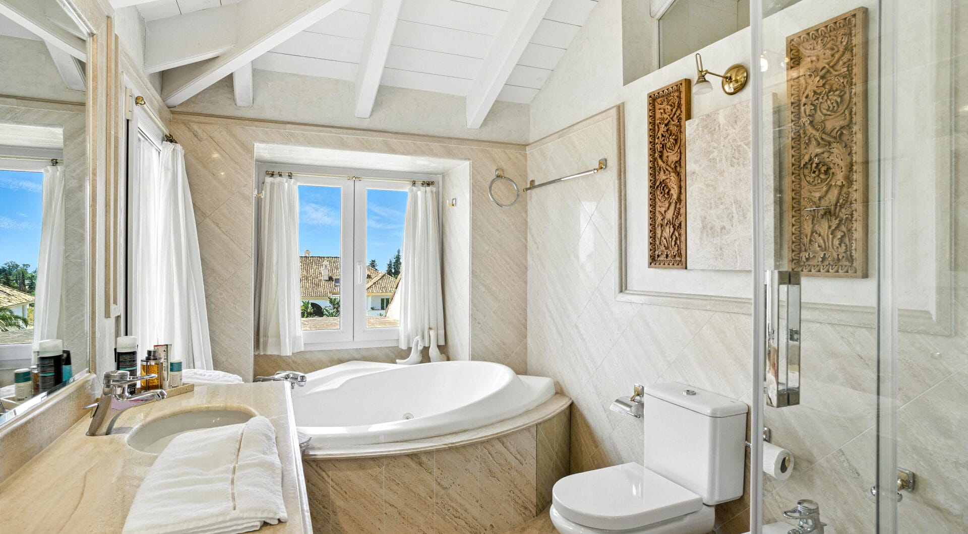 Wonderful three bedroom, south east facing duplex penthouse in the exclusive and gated community of Monte Paraiso on the Golden Mile