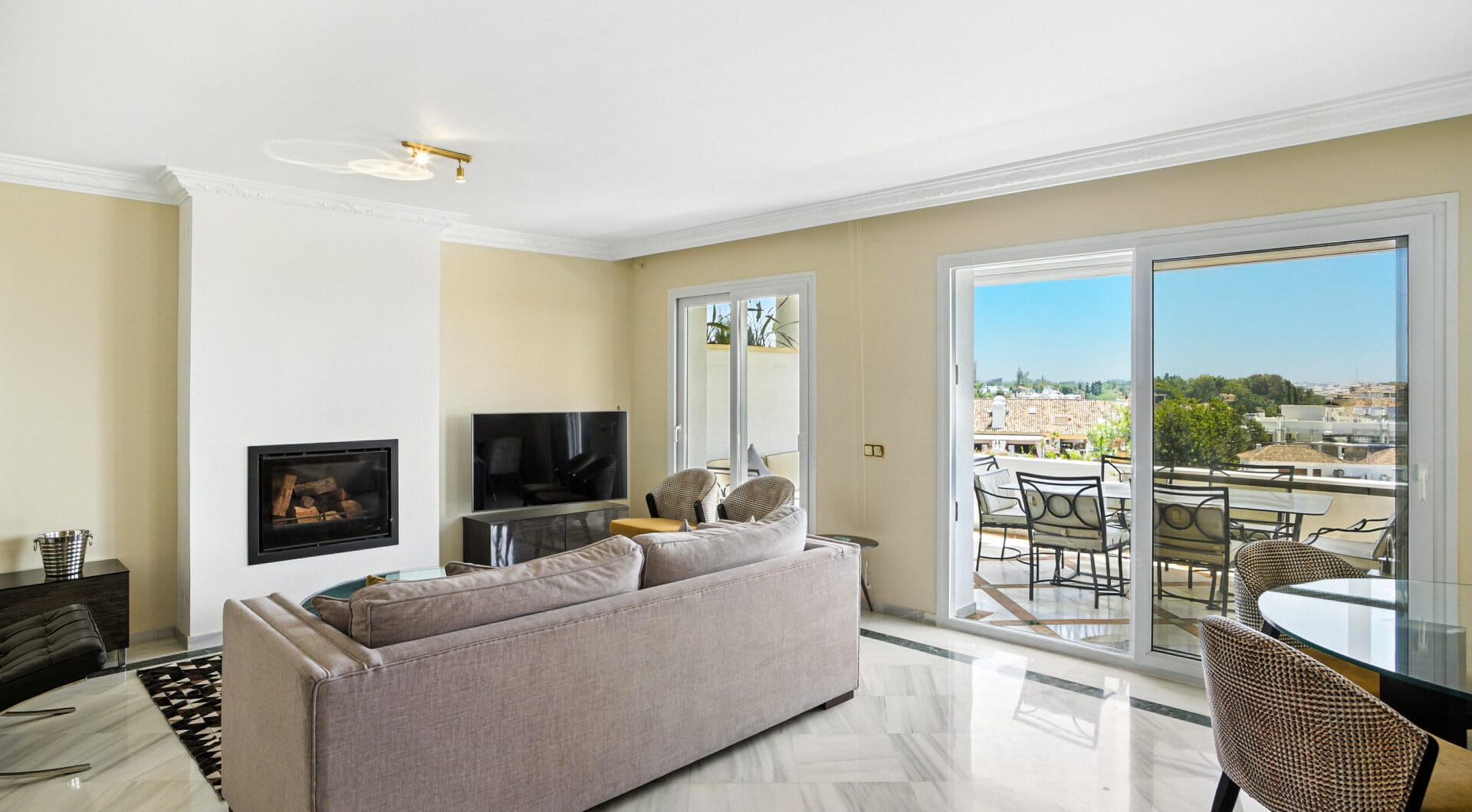 Wonderful three bedroom, south east facing duplex penthouse in the exclusive and gated community of Monte Paraiso on the Golden Mile