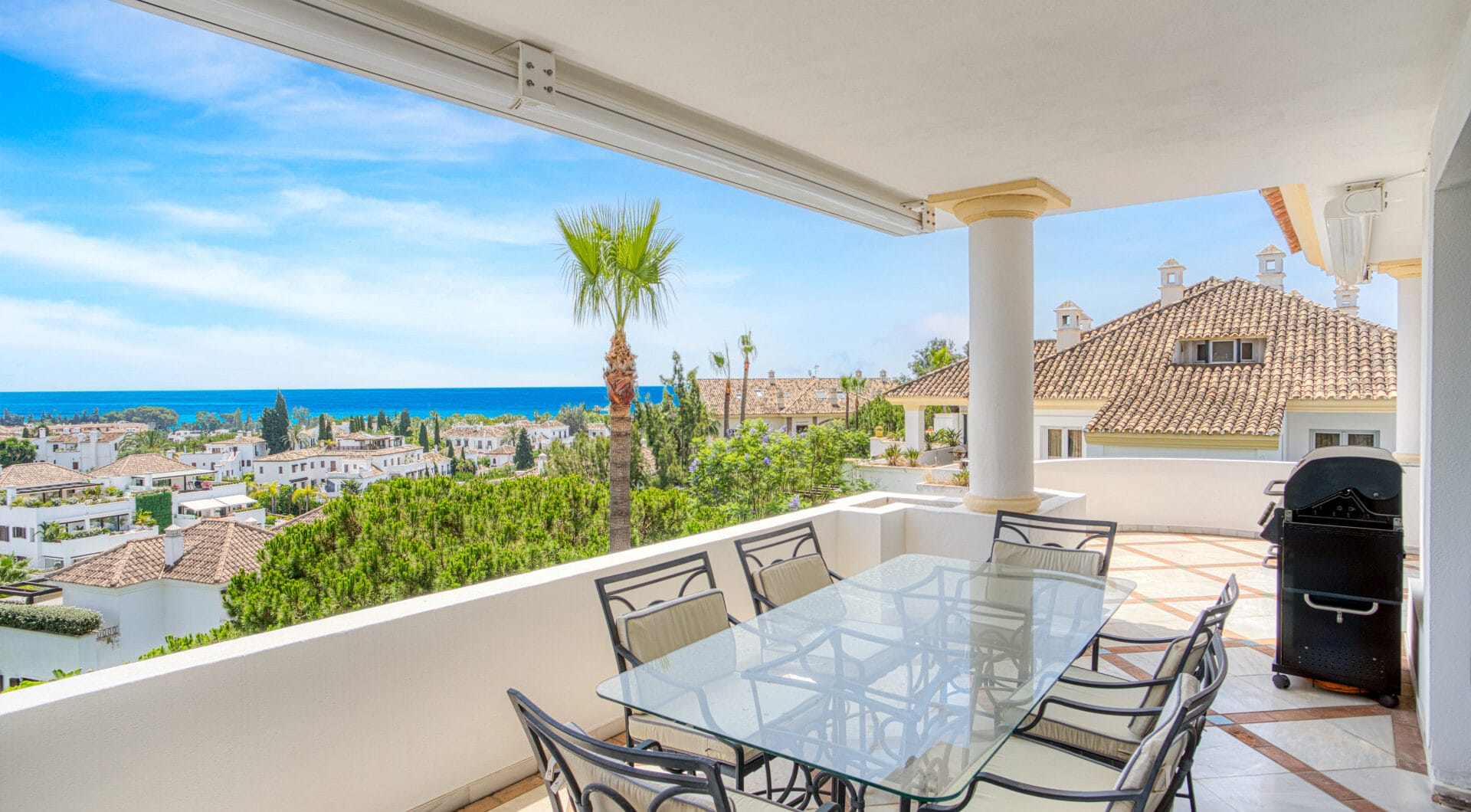 Wonderful three bedroom, south east facing duplex penthouse in the exclusive and gated community of Monte Paraiso on the Golden Mile