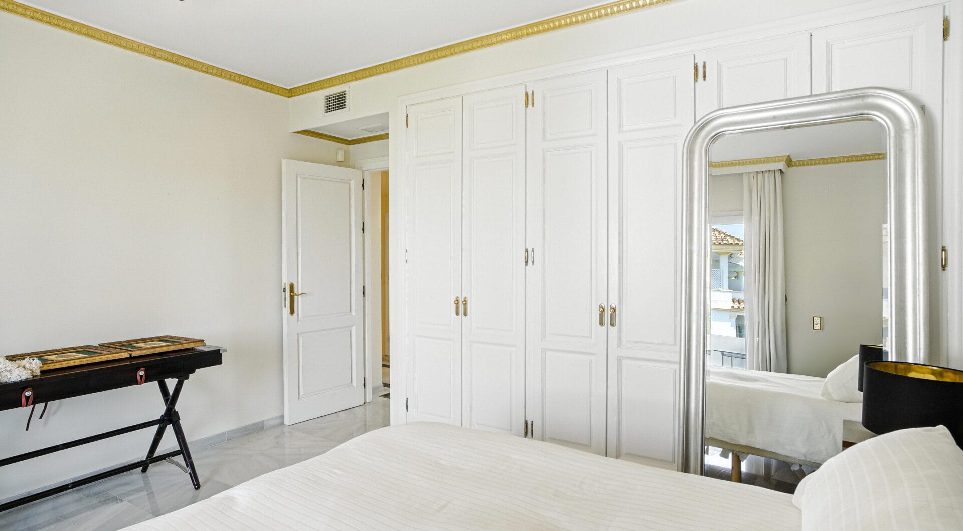 Wonderful three bedroom, south east facing duplex penthouse in the exclusive and gated community of Monte Paraiso on the Golden Mile