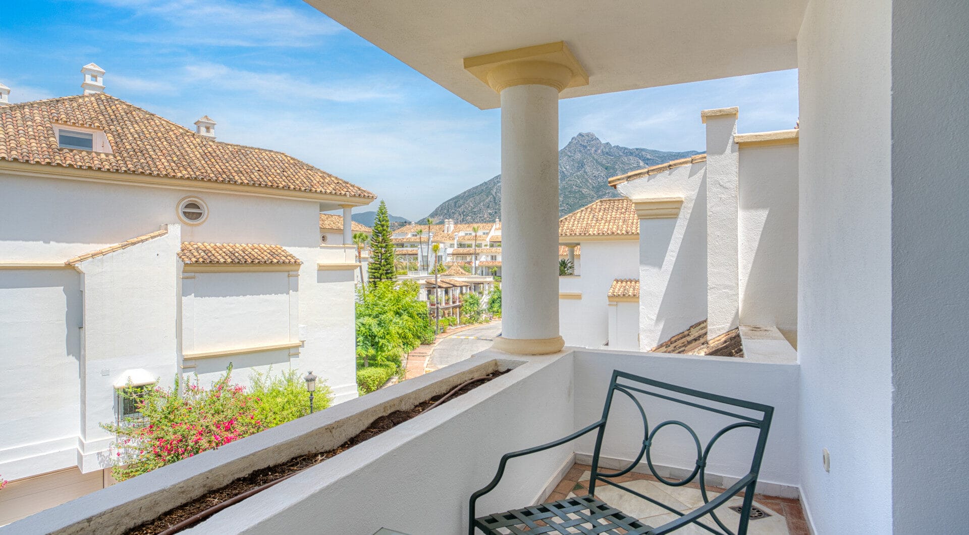 Wonderful three bedroom, south east facing duplex penthouse in the exclusive and gated community of Monte Paraiso on the Golden Mile