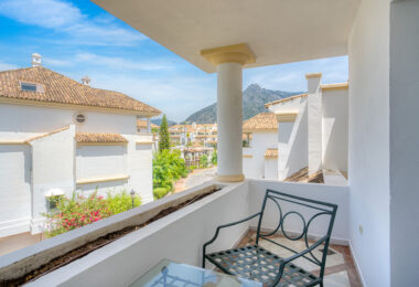 Wonderful three bedroom, south east facing duplex penthouse in the exclusive and gated community of Monte Paraiso on the Golden Mile