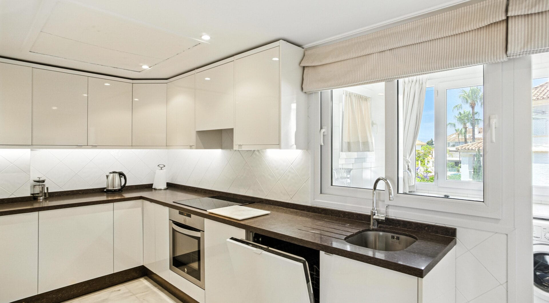 Wonderful three bedroom, south east facing duplex penthouse in the exclusive and gated community of Monte Paraiso on the Golden Mile