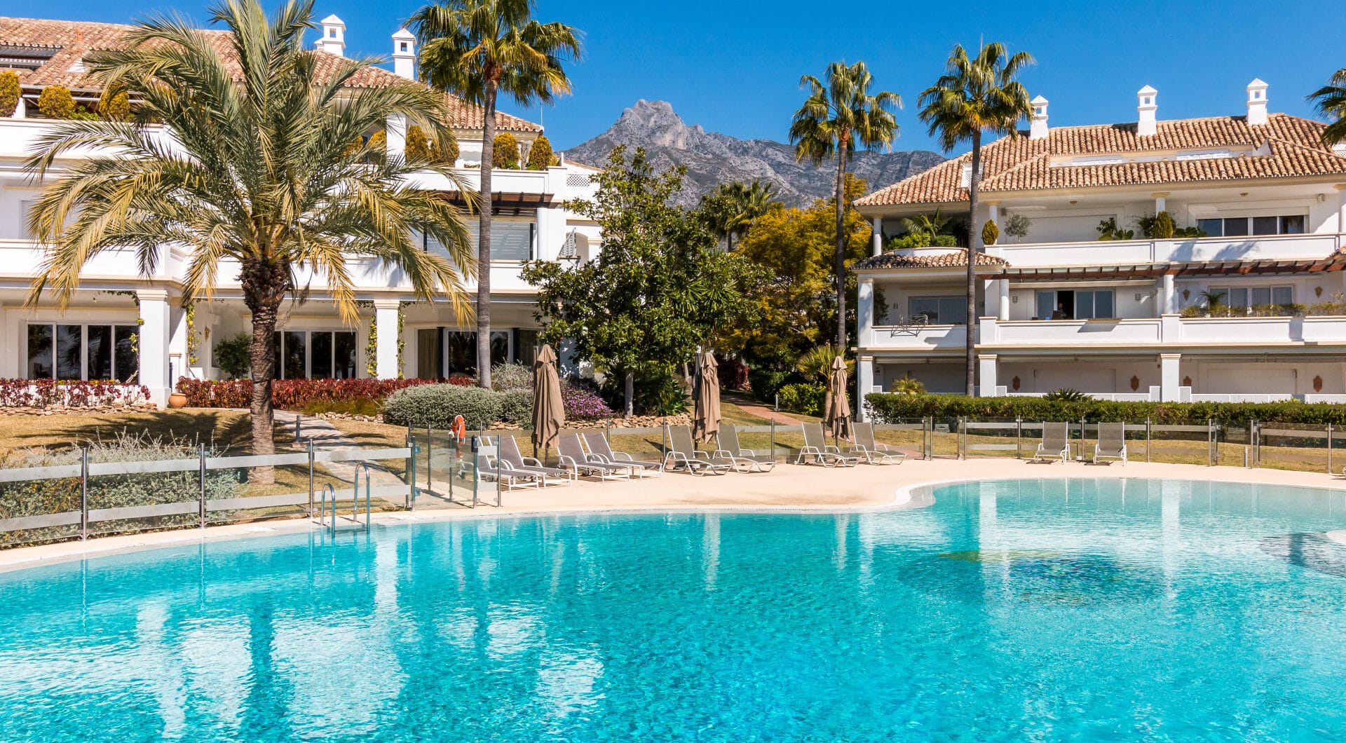 Wonderful three bedroom, south east facing duplex penthouse in the exclusive and gated community of Monte Paraiso on the Golden Mile