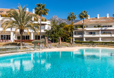 Wonderful three bedroom, south east facing duplex penthouse in the exclusive and gated community of Monte Paraiso on the Golden Mile