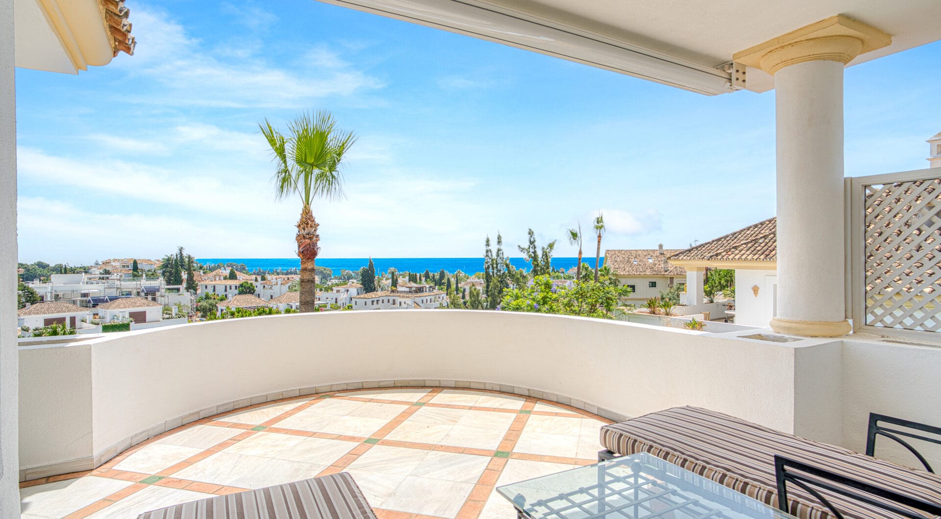 Wonderful three bedroom, south east facing duplex penthouse in the exclusive and gated community of Monte Paraiso on the Golden Mile