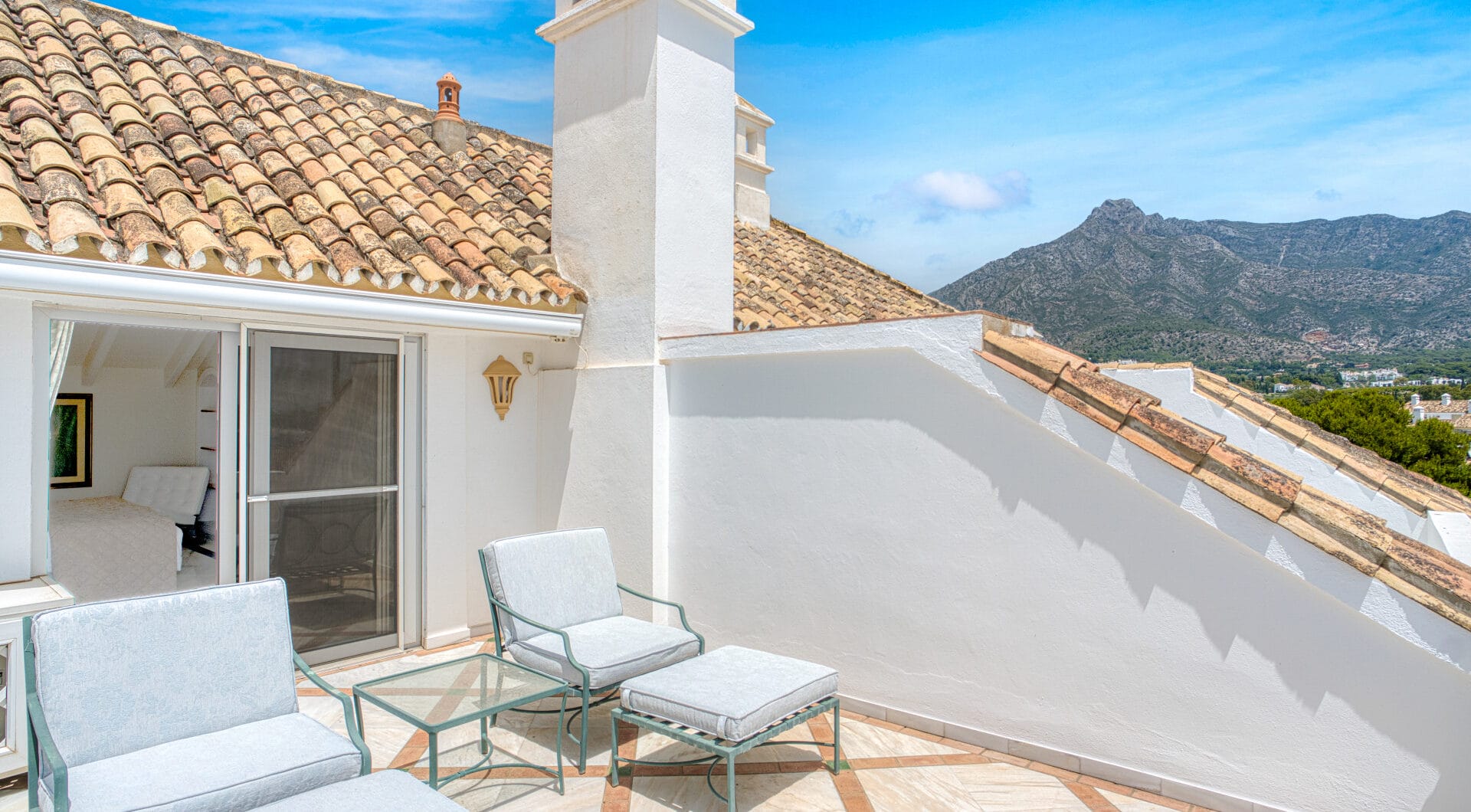 Wonderful three bedroom, south east facing duplex penthouse in the exclusive and gated community of Monte Paraiso on the Golden Mile