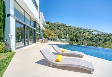 Outstanding, five bedroom Villa located in Altos de Los Monteros with panoramic sea views