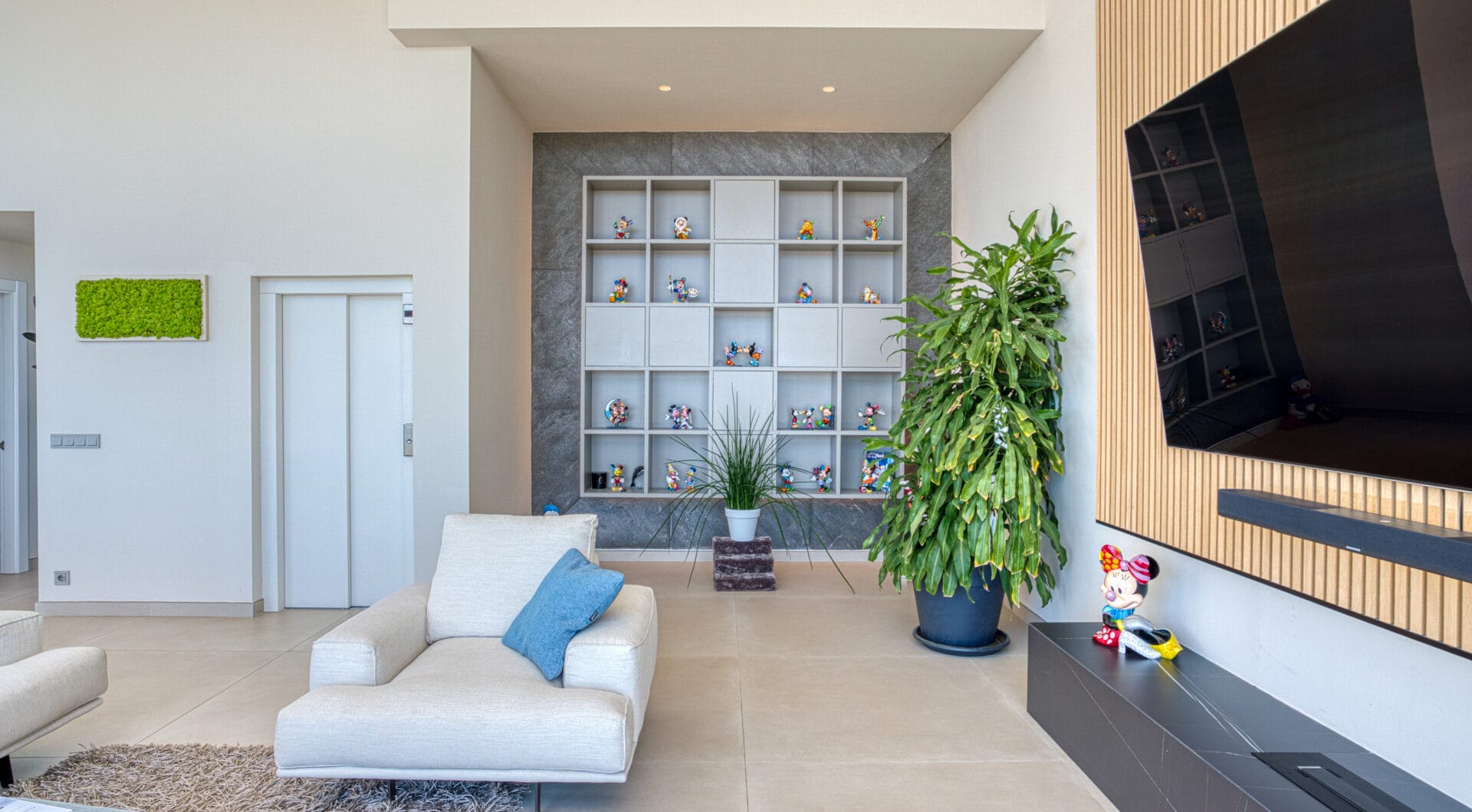 Outstanding, five bedroom Villa located in Altos de Los Monteros with panoramic sea views