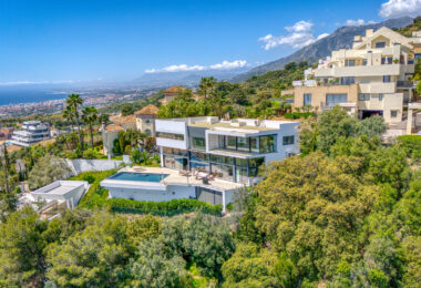 Outstanding, five bedroom Villa located in Altos de Los Monteros with panoramic sea views