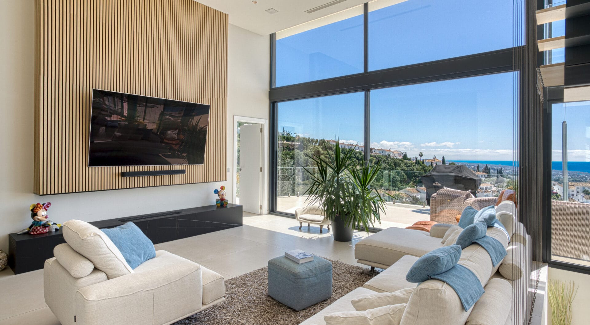 Outstanding, five bedroom Villa located in Altos de Los Monteros with panoramic sea views
