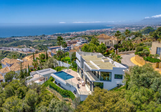 Outstanding, five bedroom Villa located in Altos de Los Monteros with panoramic sea views