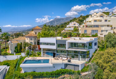 Outstanding, five bedroom Villa located in Altos de Los Monteros with panoramic sea views