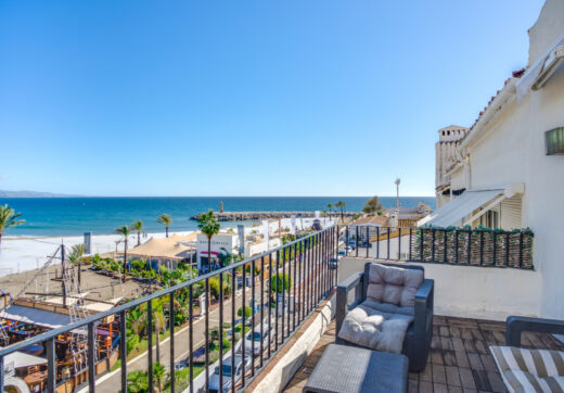 Beautiful east-facing penthouse with sea and mountain views, located in the heart of Puerto Banús.