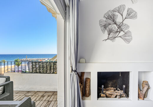 Beautiful east-facing penthouse with sea and mountain views, located in the heart of Puerto Banús.