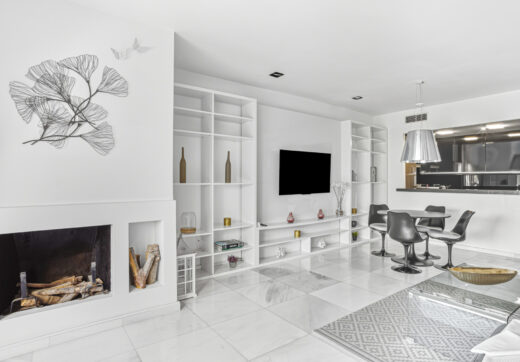 Beautiful east-facing penthouse with sea and mountain views, located in the heart of Puerto Banús.