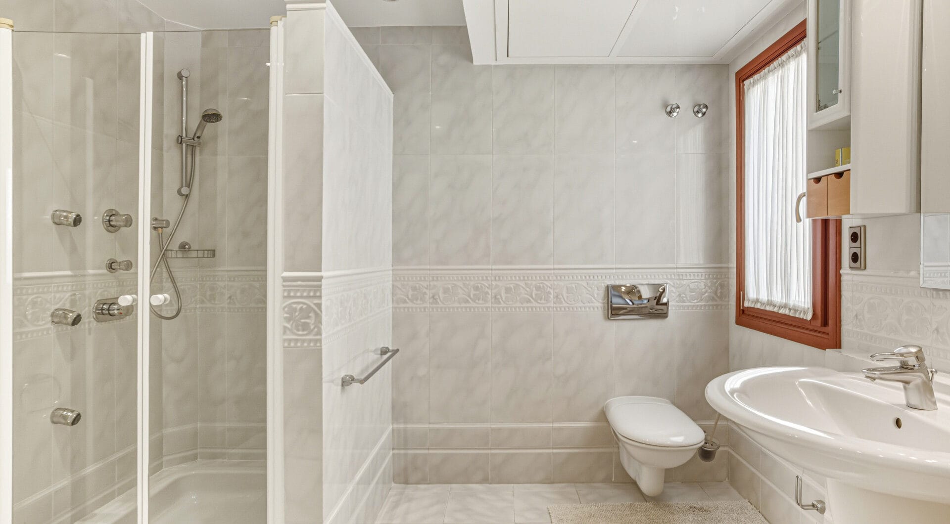 Elegant, southeast facing five bedroom Villa located on the New Golden Mile in Estepona, just steps from the beach