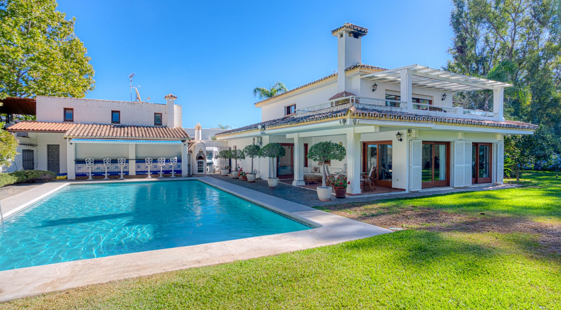 Elegant, southeast facing five bedroom Villa located on the New Golden Mile in Estepona, just steps from the beach
