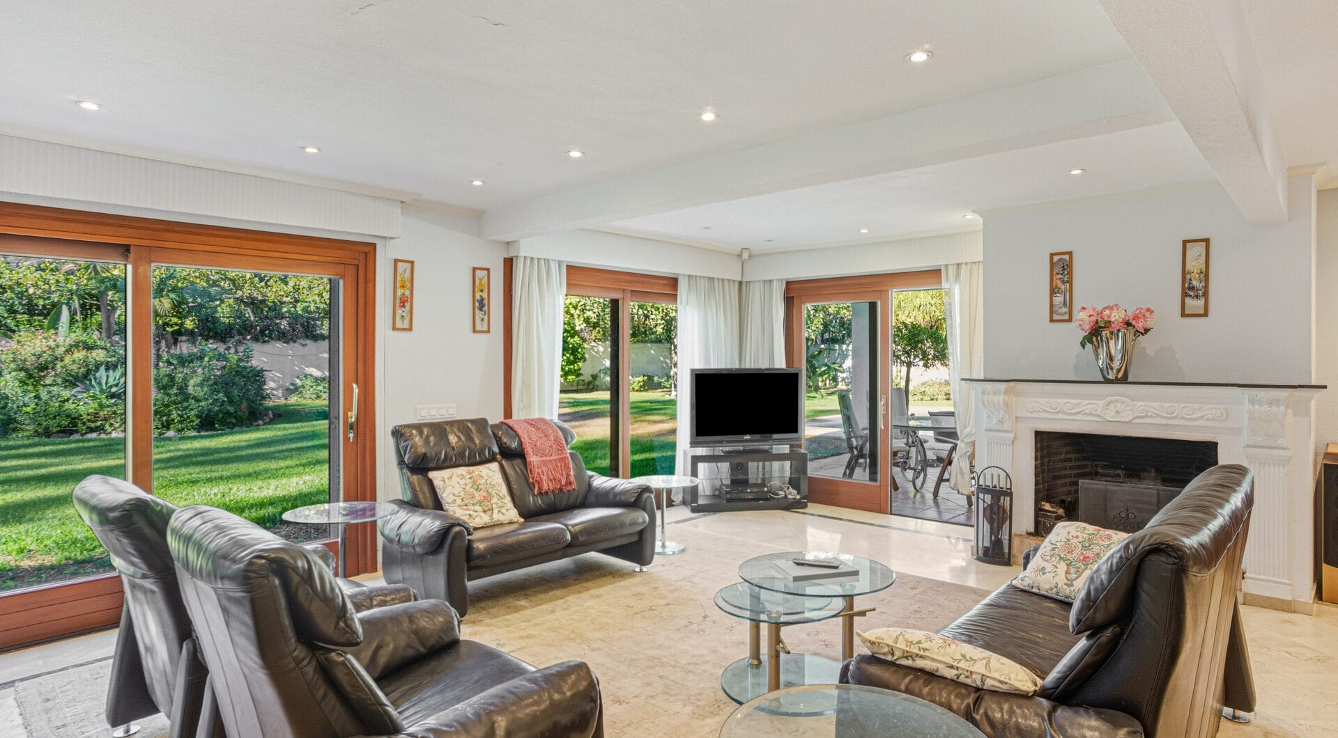 Elegant, southeast facing five bedroom Villa located on the New Golden Mile in Estepona, just steps from the beach