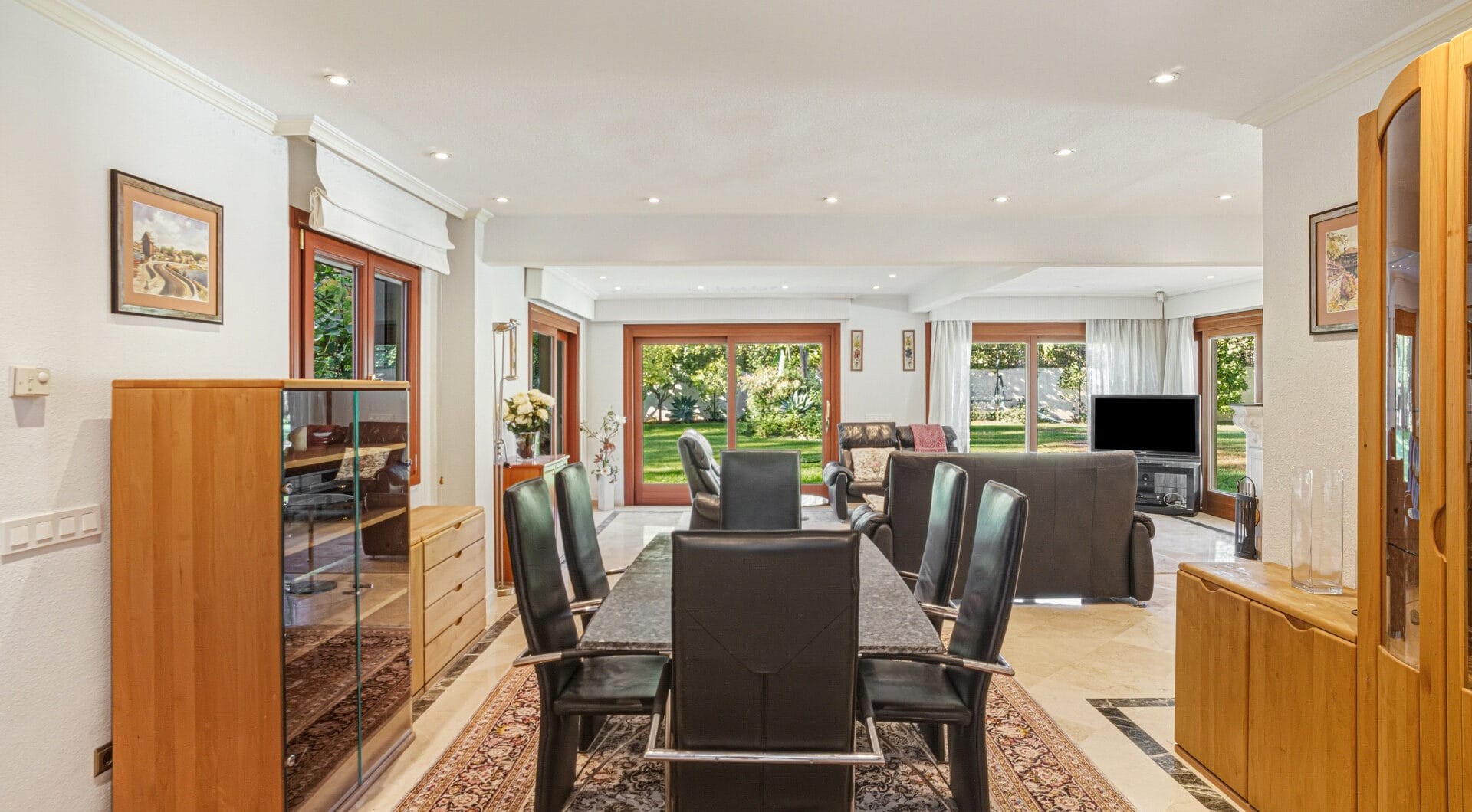 Elegant, southeast facing five bedroom Villa located on the New Golden Mile in Estepona, just steps from the beach