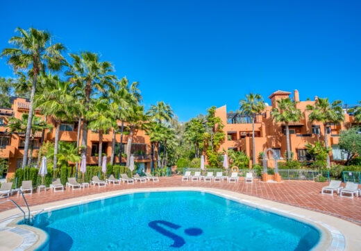 Charming two-bedroom ground-floor apartment with a southeast orientation, located in one of the most exclusive communities, Alminar de Marbella, in Nueva Andalucía.