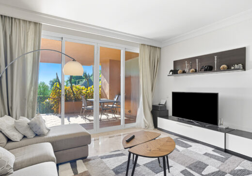 Charming two-bedroom ground-floor apartment with a southeast orientation, located in one of the most exclusive communities, Alminar de Marbella, in Nueva Andalucía.