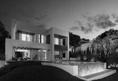 Modern four bedroom, south east facing villa of exceptional qualities is located in a gated community, consisting of only 15 villas, with 24 hour security guards and concierge services situated in a green oasis on the edge of the famous Golden Mile
