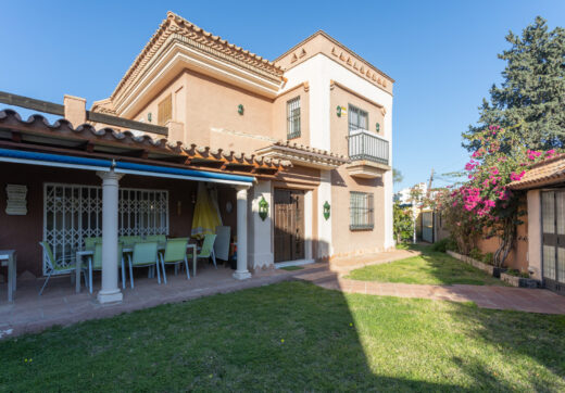 Villa for Sale in Las Petunias, San Pedro de Alcántara – Excellent Investment Opportunity