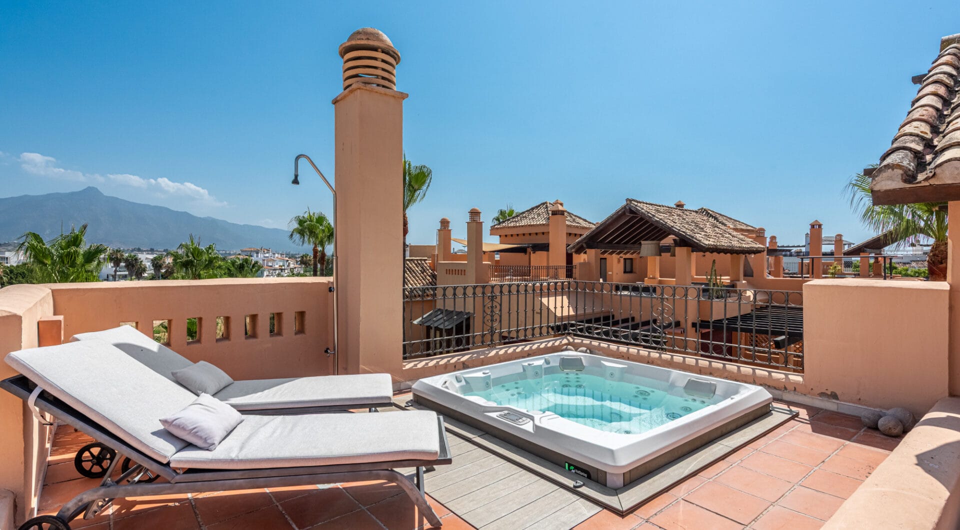 Beachside Penthouse with Panoramic Sea Views in Bahía Alcántara!