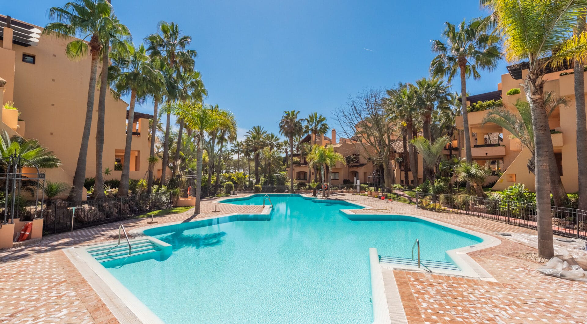 Beachside Penthouse with Panoramic Sea Views in Bahía Alcántara!