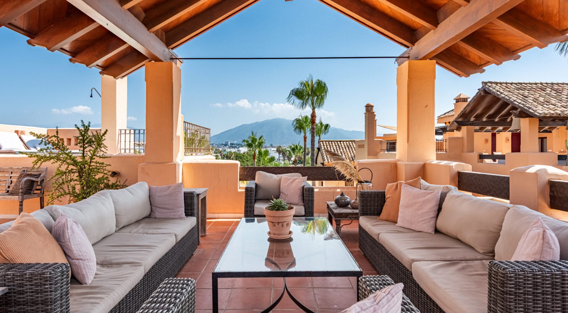 Beachside Penthouse with Panoramic Sea Views in Bahía Alcántara!