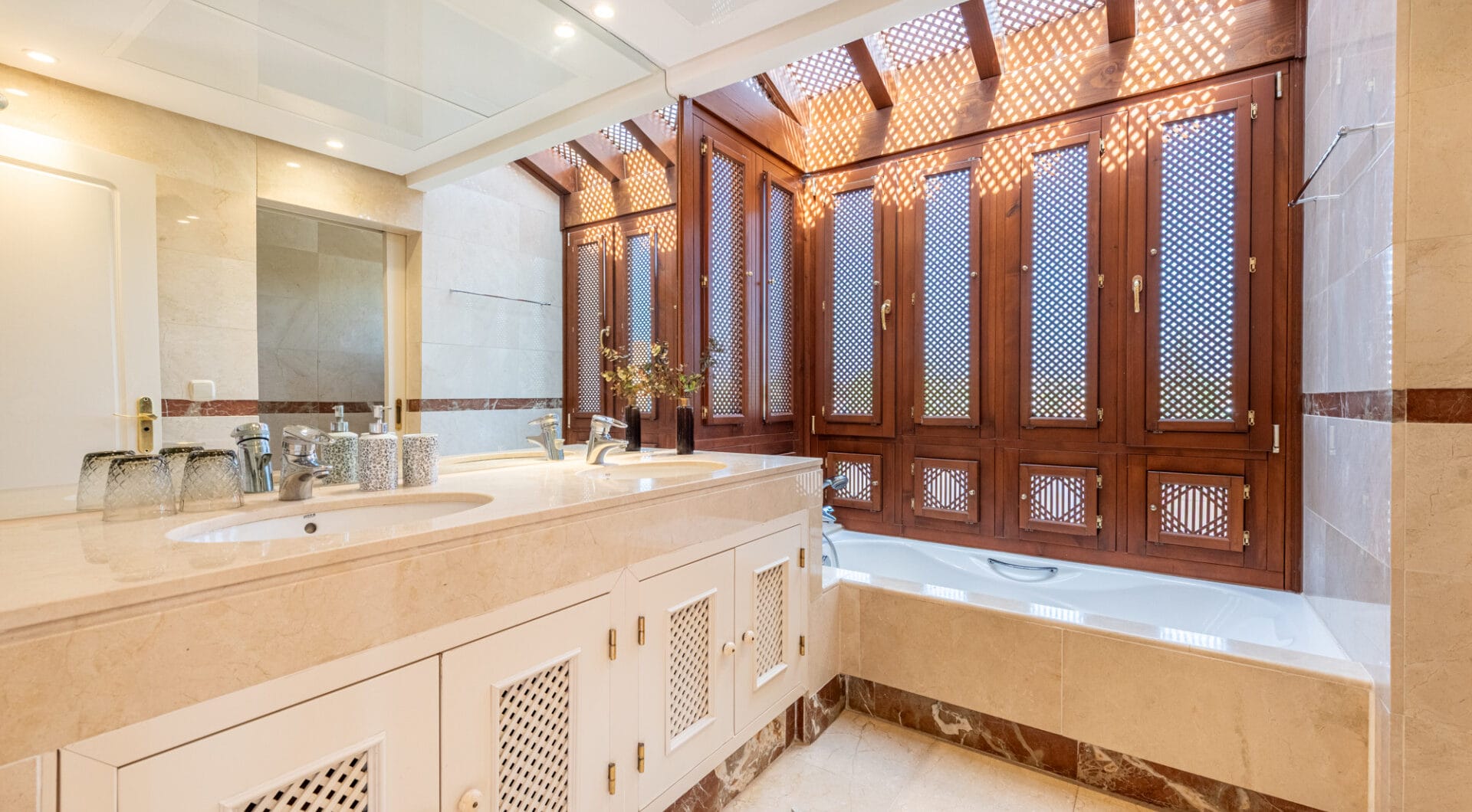 Beachside Penthouse with Panoramic Sea Views in Bahía Alcántara!