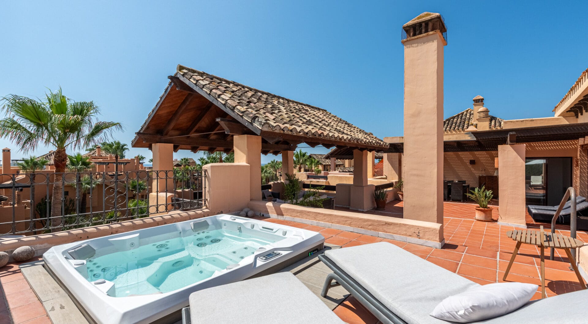 Beachside Penthouse with Panoramic Sea Views in Bahía Alcántara!