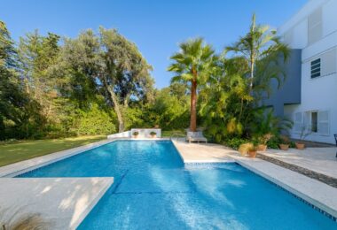 Elegant Villa with Private Garden and Pool in Sotogrande Alto Central