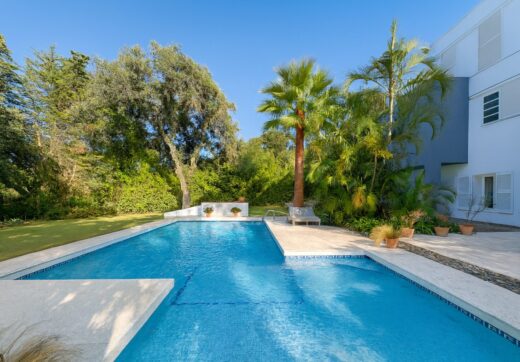 Elegant Villa with Private Garden and Pool in Sotogrande Alto Central