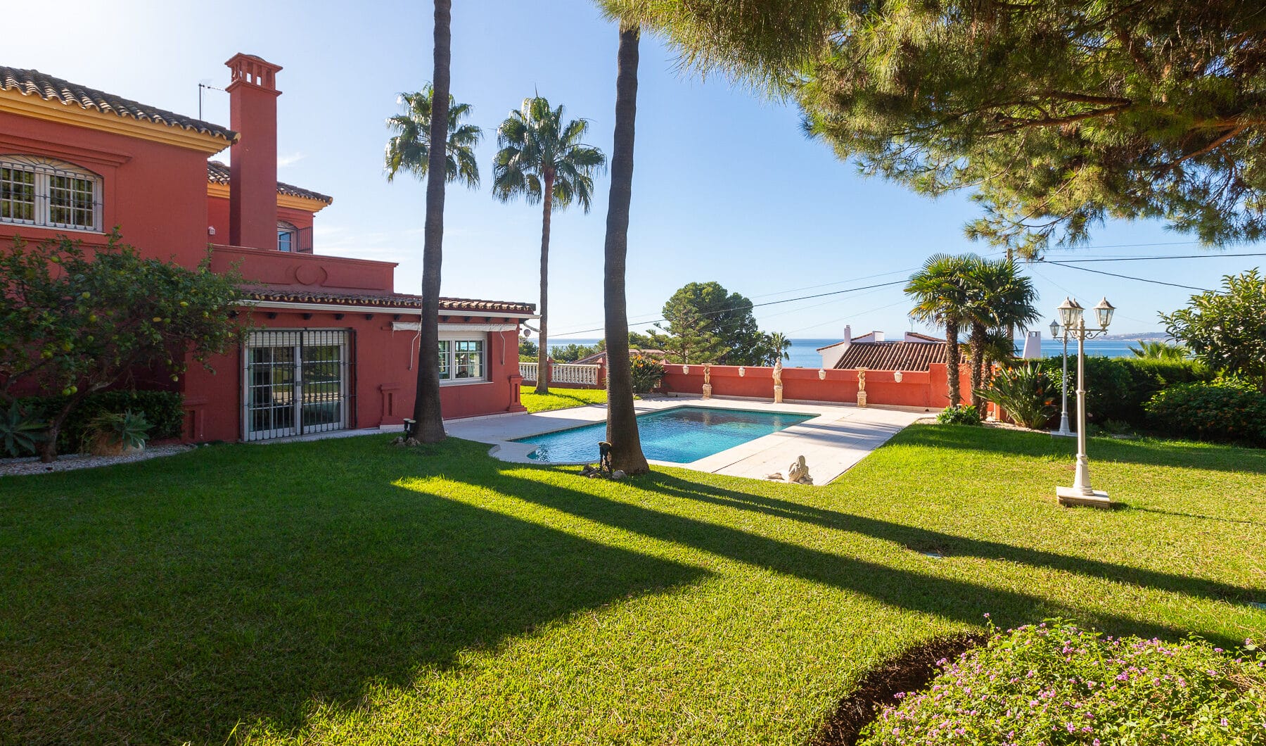 Villa with sea views in Seghers, Estepona