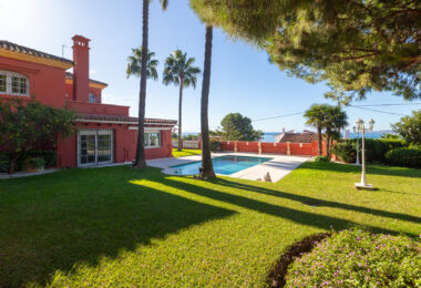 Villa with sea views in Seghers, Estepona