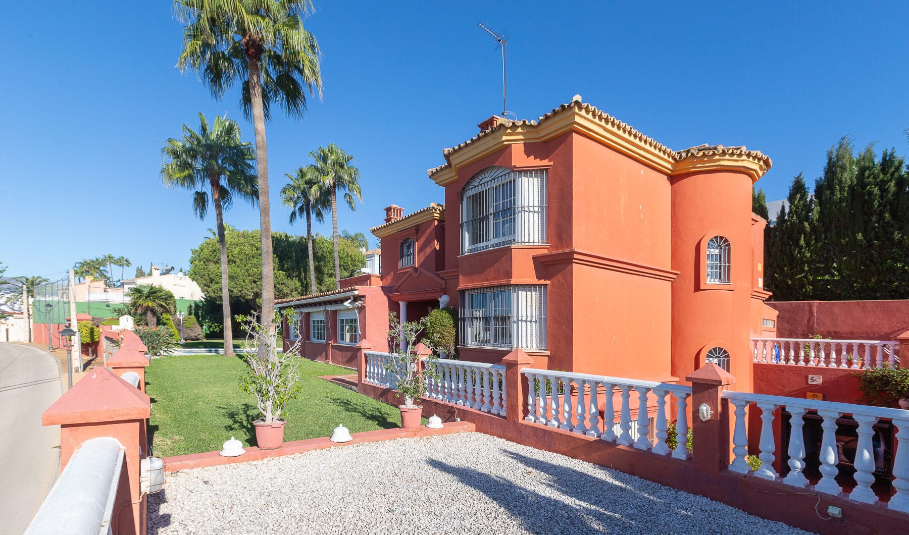 Villa with sea views in Seghers, Estepona