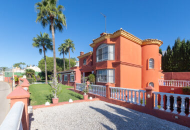 Villa with sea views in Seghers, Estepona