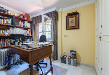 Villa with sea views in Seghers, Estepona
