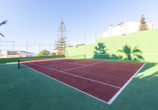 Villa with sea views in Seghers, Estepona