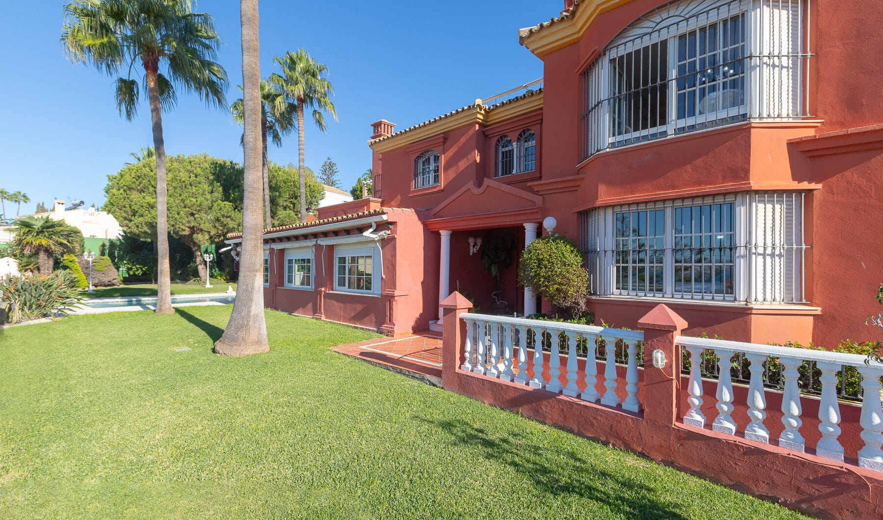 Villa with sea views in Seghers, Estepona
