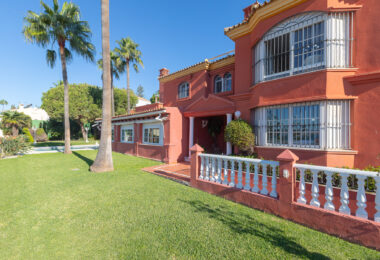 Villa with sea views in Seghers, Estepona
