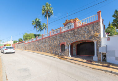 Villa with sea views in Seghers, Estepona