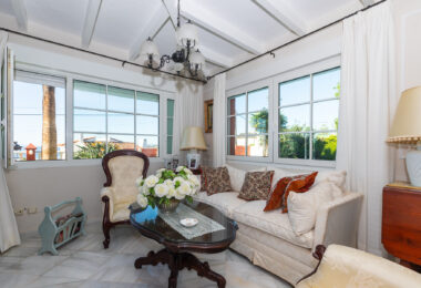 Villa with sea views in Seghers, Estepona