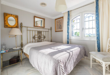 Villa with sea views in Seghers, Estepona